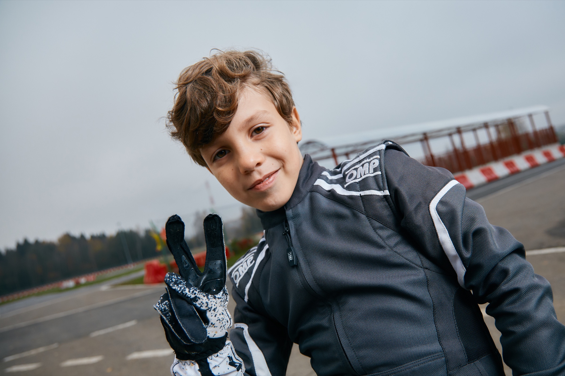 Роберт Оганян в позитивной позе, готовый к новым достижениям в картинге