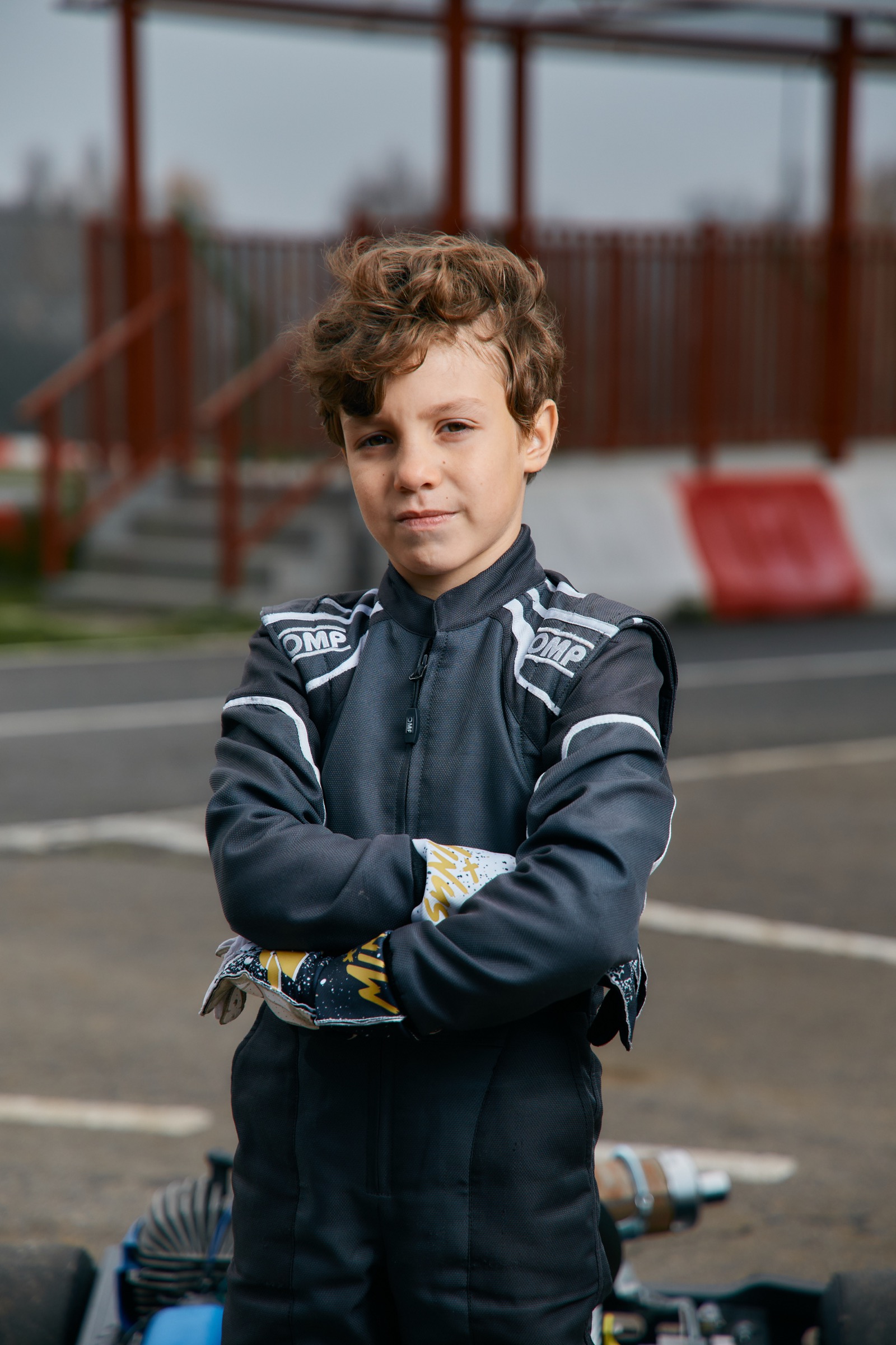 Роберт Оганян — юный гонщик картинга в гоночном комбинезоне